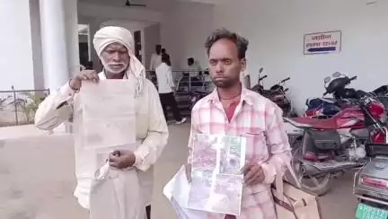 कटनी नगर: ढीमरखेड़ा क्षेत्र में तहसीलदार और पुलिस पर वृद्ध ने पूर्वजों की भूमि पर बने मकान गिराने का आरोप लगाया