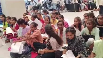 बांसवाड़ा: डायलाब रोड स्थित शोरूम पर 3 साल बाद छात्राओं को स्कूटी लेने के लिए करनी पड़ी मशक्कत, घंटों इंतजार करना पड़ा