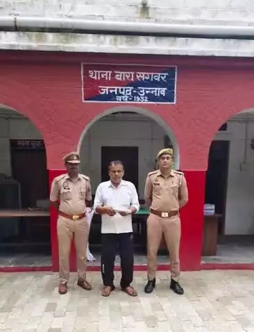 बीघापुर: बारासगवर थाना पुलिस ने धानीखेड़ा चौराहे से अवैध तमंचा और कारतूस के साथ एक अभियुक्त को किया गिरफ्तार