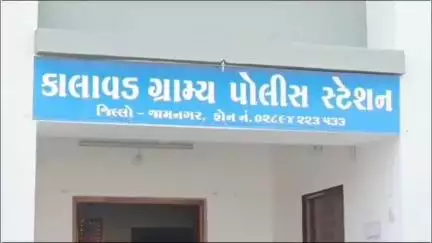 કાલાવાડ: કાલાવડથી તડીપાર થયેલા યુવાનને ધમકી આપ્યાની પત્ની સહિત બે શખ્સો સામે પોલીસ ફરિયાદ કરાઈ
