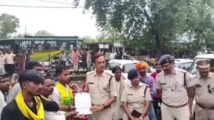 सिलवानी: अवैध शराब के विरोध में महिलाओं ने सिलवानी थाने के सामने दिया धरना