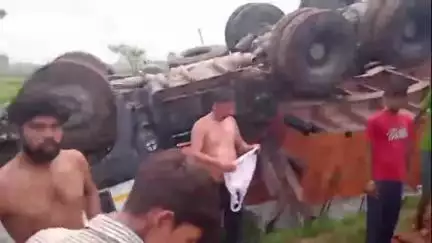भरथना: लखना के समीपवर्ती असदपुर गाँव के पास ईटों से भरा ट्रेलर ट्रक खाई में पलटा, चालक, परिचालक और मजदूर बाल-बाल बचे