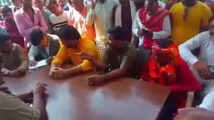 मिश्रिख: सन्दना में अभद्र टिप्पणी मामले में ब्राह्मण व्यक्ति से अभद्रता के विरोध में हिंदू शेर सेना ने किया थाने का घेराव