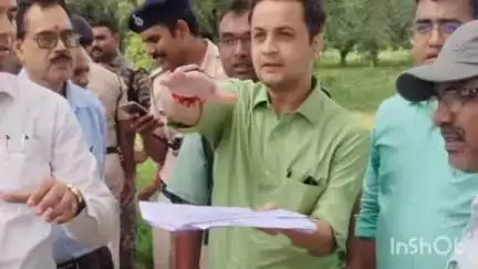 झंझारपुर: लोहना पंचायत में विकसित होने वाले औद्योगिक क्षेत्र का जिलाधिकारी आनंद शर्मा ने किया निरीक्षण