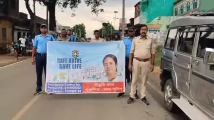 সাঁতুড়ি: পথ সচেতনতা বার্তা দিতে এগিয়ে এলো সাঁতুড়ি  থানার পুলিশ