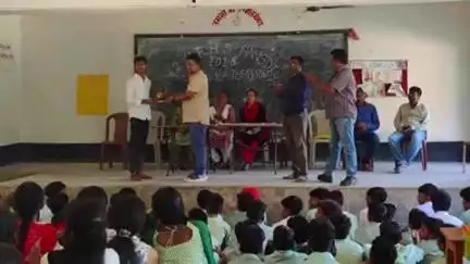 सरैयाहाट: हंसडीहा के राजकृत उच्च विद्यालय में मैट्रिक परीक्षा में शानदार प्रदर्शन करने वाले छात्र-छात्राएं हुए सम्मानित