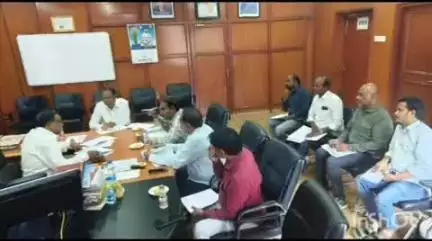 భూపాలపల్లి: నియోజకవర్గంలో జరుగుతున్న రోడ్ల అభివృద్ధి పనులపై పంచాయతీ రాజ్ శాఖ అధికారులతో రివ్యూ సమావేశం : ఎమ్మెల్యే గండ్ర