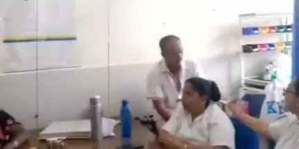 उत्तर सोलापूर: महिला व बाल रुग्णालयात प्रसूती झालेल्या महिलेला ताटकळत बसविल्याचा व्हिडीओ सोशल मीडियावर वायरल...