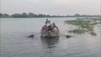 मथुरा: वृंदावन में यमुना से हटाया गया पांटून पुल, ग्रामीण जान जोखिम में डालकर कर रहे नदी पार