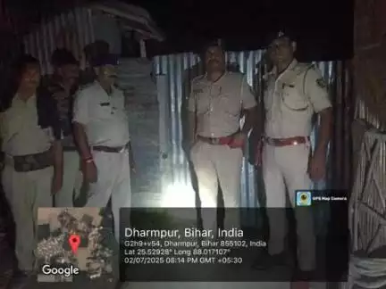 कटिहार जिला के आबादपुर थाना कांड संख्या-34/25 के फरार प्राथमिकी नामजद अभियुक्त मो० तस्लीम के घर विधिवत छापेमारी की गई ।