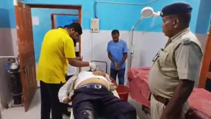 चकिया पिपरा: चकिया थाना क्षेत्र में सड़क दुर्घटना में घायल व्यक्ति को उपचार हेतु डायल 112 ने पहुंचाया अस्पताल