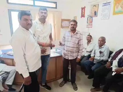 મુળી: મુળી પંથકમાં કુદરતી આફતથી મોત થયેલ પશુ માલિકને રોકડ સહાય.