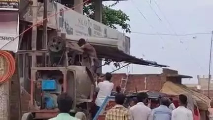 मुगलसराय: आलू मिल नई बस्ती में मकान की ढलाई मशीन पर चढ़ा मजदूर करंट की चपेट में आया, हालत गंभीर