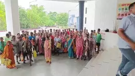 सिमडेगा: मेरोमडेगा के ग्रामीणों को 6 महीना से नहीं मिल रहा है पीडीएस डीलर द्वारा राशन, फरियाद लेकर पहुंचे समाहरणालय #jansamasya