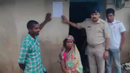 दुलमी: कोर्ट के आदेश पर गोला पुलिस ने लातेहार ज़िले के एक आरोपी के घर पर चिपकाया इश्तेहार