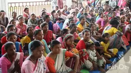 সৰুপথাৰ: গেলাবিলৰ ৰেংমা চাহ বাগিচাৰ শ্ৰমিকৰে মত-বিনিময় বিধায়ক বিশ্বজিত ফুকন আৰু সাংসদ কামাখ্যা প্ৰসাদ তাছাৰ