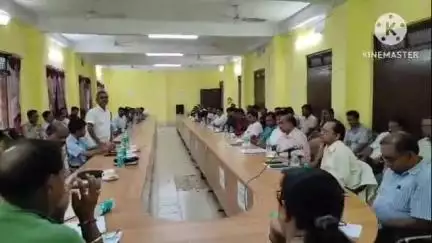 তেলিয়ামুড়া: তেঃমুড়া SDM অফিসের কনফারেন্স হলে তেঃমুড়ার ৫৪জন Chemist & Druggistদের নিয়ে এক বৈঠক করা হয়, উপস্থিত ছিলেন বিধায়িকা