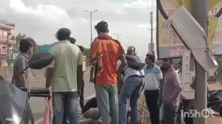 दुर्ग: दुर्ग से रायपुर की ओर तेज रफ्तार से जा रही KTM बाइक ने चरौदा में एक बाइक सवार युवक को टक्कर मारी