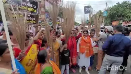 কলকাতা: কসবা ল' কলেজে গণধর্ষণের প্রতিবাদে বুধবার কলকাতার রাজপথে ঝাঁটা হাতে বিজেপির মহামিছিল