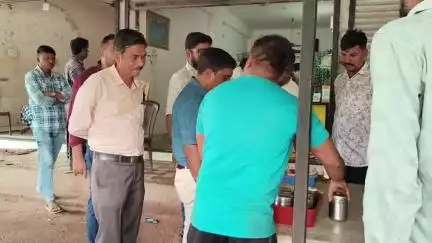 વડોદરા પૂર્વ: નગરમાં ફૂડ એન્ડ ડ્રગ્સ વિભાગનો સપાટો ખુલ્લા અને વાસી ખોરાક વેચાણ કરતા સંચાલકોમા ફફડાટ