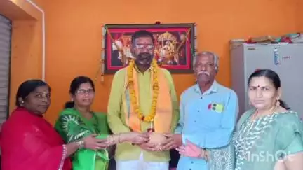 निलंगा: शिवसेना उद्धव बाळासाहेब ठाकरे पक्षाच्या उपजिल्हाप्रमुख पदी हरिभाऊ  सगरे यांच्या फेरनिवडीबद्दल पक्ष कार्यालयात सत्कार