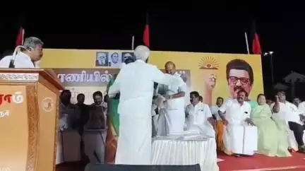 அரூர்: நான்கு ரோட்டில் திமுக சார்பில் ஒரஅணியில் தமிழ்நாடு பொதுக்கூட்டம்
