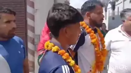 बागपत: एशिया कप में ताइक्वांडो में स्वर्ण पदक जीतकर लौटी सृष्टि का पुरा महादेव में स्वागत