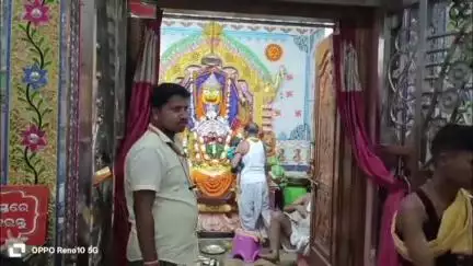 ଭଟଲି: ଭଟଲୀ ର ପ୍ରସିଦ୍ଧ ମାଉସୀ ମାଁ ଙ୍କ ମନ୍ଦିରରେ ପ୍ରଭୁ ଦଧିବାମନଙ୍କୁ ଆଜି ଷଷ୍ଠୀ ସଂନ୍ଧ୍ଯାରେ ସ୍ବତନ୍ତ୍ର ଭୋଗ ଓ ପରେ ସଂନ୍ଧ୍ଯାଆଲତୀ ଅନୁଷ୍ଠିତ
