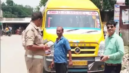 जौनपुर: नगर में अनफिट स्कूली वाहनों के खिलाफ चला चेकिंग अभियान