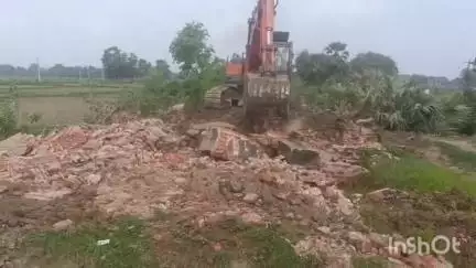 गोह: नगाइन गांव में संवेदक द्वारा मनमाने ढंग से हरा वृक्ष काटने पर ग्रामीणों ने की कानूनी कार्रवाई की मांग