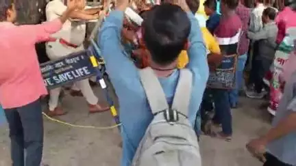 নানুর: কীর্ণাহার থানায় ডেপুটেশন ঘিরে পুলিশের সাথে ধ্বস্তাধ্বস্তি BJP নেতা কর্মীদের; পুলিশ কে তালা মেরে ভরে দেওয়ার হুঁশিয়ারি