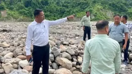 ওদালগুৰি: ছামৰাঙত নদীৰ গৰাখহনীয়া পৰিদৰ্শন কৰি পৰিস্থিতিৰ বুজ লয় বিটিআৰৰ ইএম সঞ্জীত তান্তীয়ে।