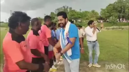রতুয়া ১: পাকুরতলা এলাকায় ফুটবল টুর্নামেন্টের উদ্বোধনী অনুষ্ঠানে উপস্থিত জনপ্রতিনিধি সহ রাজনৈতিক ব্যক্তিত্ব