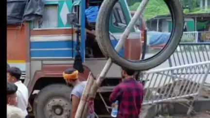 सरैयाहाट: सरैयाहाट/हंसडीहा बाजार में सीमेंट से लदे ट्रक ने बाइक सवार को मारी टक्कर, बाइक सवार घायल