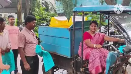ঝাড়গ্রাম: ঝাড়গ্রামে টোটো চালিয়ে প্লাস্টিক মুক্ত সমাজ গড়ার আবেদন জানালেন ঝাড়গ্রাম জেলা পরিষদের সভাধিপতি চিন্ময়ী মারান্ডি