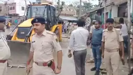 निर्मली: निर्मली प्रखंड के कुनौली बाजार में अतिक्रमण के खिलाफ बुधवार दोपहर 3 बजे प्रशासन का बुलडोजर चला