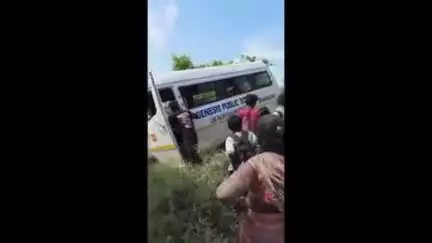 फुलवरिया: फुलवरिया रेलवे ढाला के पास निजी स्कूल बस अनियंत्रित होकर लटकी, बच्चे सुरक्षित, स्टेयरिंग फेल!