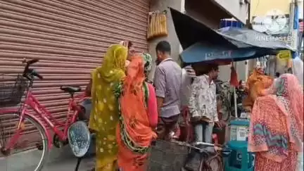 রায়গঞ্জ: স্বর্ণজয়ন্তী দলের ক্যাশিয়ারের দুর্নিতীতে ব্যাঙ্কের বই বন্ধ সদস্যাদের, বিষয়ে মহিলাদের মারধরের অভিযোগ শ্যামপুরে, চাঞ্চল্য