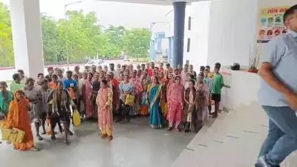 सिमडेगा: राशन डीलर की मनमानी की शिकायत लेकर डीसी के पास पहुंचे सैकड़ों ग्रामीण