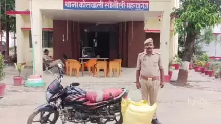 नौतनवा: श्याम काट गांव के पास नेपाली नंबर की बाइक पर यूरिया बरामद, सीज किया गया