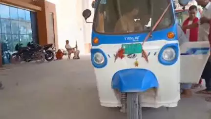 बेतिया: ब्लॉक चौक के पीछे मछली हट्टा में सड़क दुर्घटना, पति-पत्नी घायल, जीएमसीएच में भर्ती