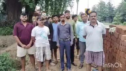 जामताड़ा: ठाकुर पोखर तालाब का स्वरूप बदलकर भवन बनाने का स्थानीय लोगों ने किया विरोध, निर्माण कार्य रोका, पुलिस पहुंची