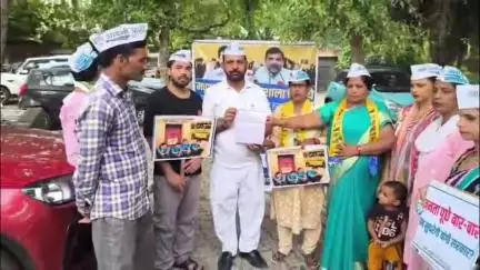 एटा: योगी सरकार के परिषदीय विद्यालयों को मर्ज करने के फैसले का आप पार्टी कर रही विरोध, एटा डीएम को सौंपा ज्ञापन