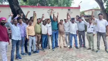 शाहजहांपुर: शाहजहांपुर में मानदेय नहीं मिलने से नाराज मीटर रीडरों ने किया विरोध प्रदर्शन
