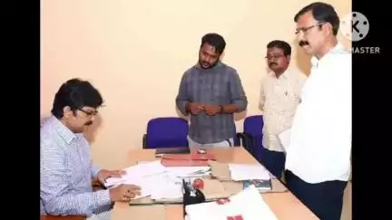 వలిగొండ: వలిగొండ తహసిల్దార్ కార్యాలయంలో భూభారతి అప్లికేషన్లను పరిశీలించిన కలెక్టర్ హనుమంతరావు