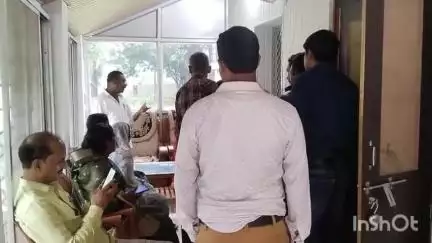 शंकरगढ़: सामरी विधायक उद्धेश्वरी पैकरा ने रेस्ट हाउस पहुंचकर ग्रामीणों और कार्यकर्ताओं से की मुलाकात
