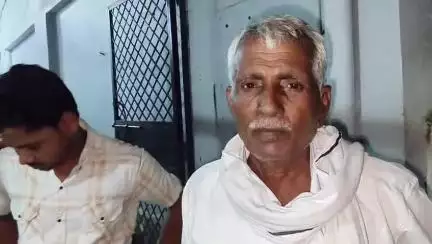 बिधूना: बेला क्षेत्र के डंगरूआपुर गांव में आकाशीय बिजली गिरने से वृद्ध किसान और बकरी की हुई मौत, जानकारी देते परिजन