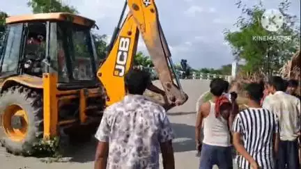 भगवानपुर: बसही गांव में बलान नदी पुल के किनारे की अतिक्रमित भूमि को प्रशासन ने जेसीबी से कराया खाली
