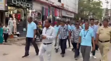 रायपुर: टीम प्रहरी नगर निवेश उड़न दस्ता ने मालवीय रोड में 5 दुकानों के सामानों को सड़क से किया ज़ब्त