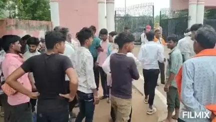 मुरैना नगर: नाहरदोकि गांव में दबंगों ने पोखर पर किया कब्जा, ग्रामीण पहुंचे कलेक्ट्रेट, कार्रवाई के लिए दिया आवेदन